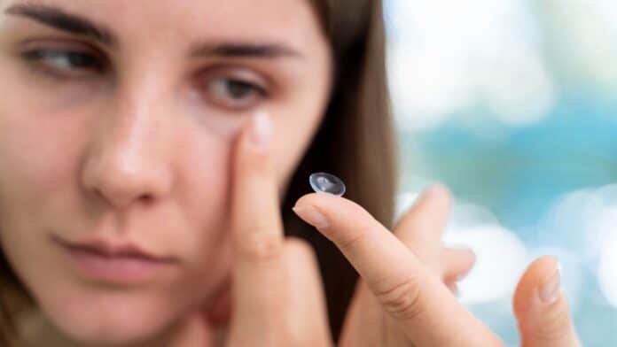 Comment mettre une lentille de contact facilement ?